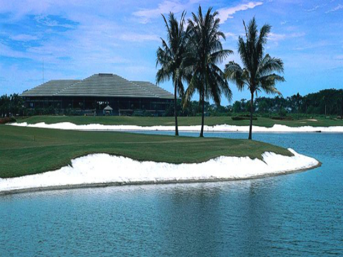 Area golf Jakarta dengan danau dan fairway hijau